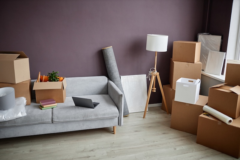 Flyttkartonger i vardagsrum