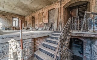 Gamal hus som renoveras