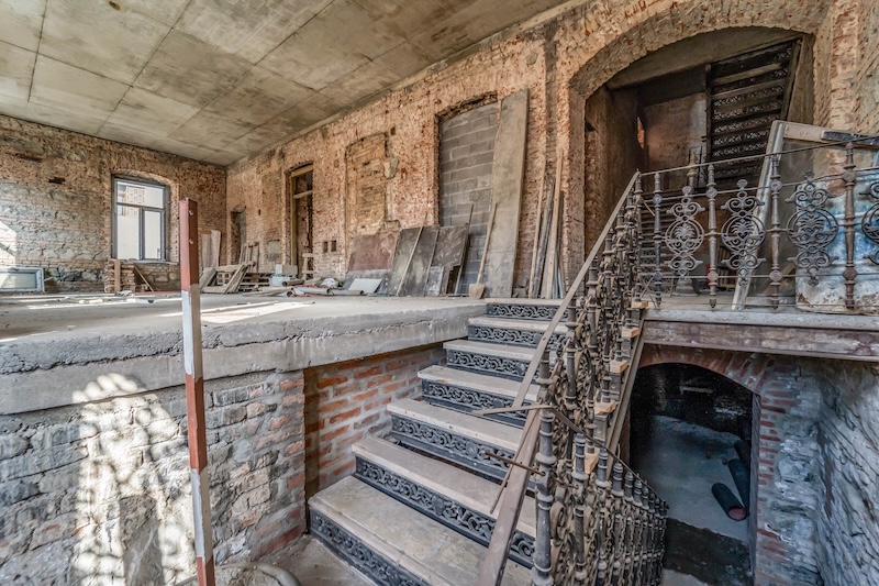 Gamal hus som renoveras