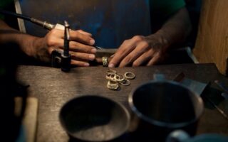 Guldsmed som arbetar med smycken